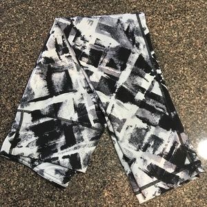 Black and grey crop leggings